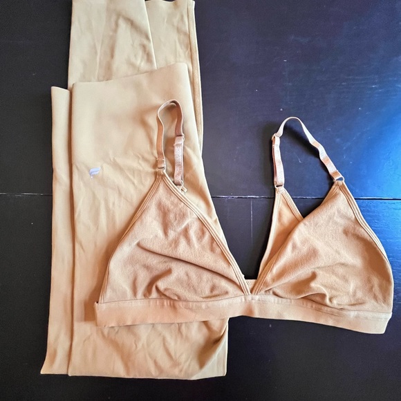Fabletics Pureluxe mustard leggings and matching bralette, size Medium. - Picture 2 of 4